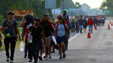 Migrantes caminando en una caravana