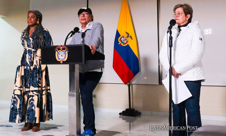 Gustavo Petro (c) mientras habla junto a la la Ministra de Trabajo, Gloria Inés Ramírez (d) y la Ministra de Educación, Aurora Vergara (i), durante una rueda de prensa en Bogotá (Colombia)