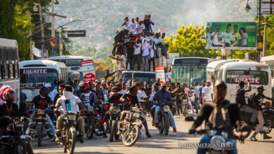 Simpatizantes del Gobierno se manifiestan durante una ceremonia por el 220º aniversario de la independencia de Haití, hoy, en Puerto Príncipe (Haití).