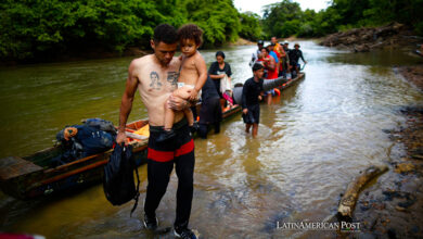 Adonis Zavala, un venezolano migrante de 39 años, carga a su hija Victoria Charlotte de un año y medio antes de llegar a la Estación de Recepción Migratoria (ERM) de Lajas Blancas, luego de atravesar la selva del Darién (Panamá).