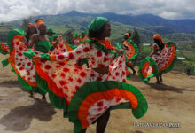 Mujeres bailan durante una siembra de plantas el 31 de diciembre de 2023, en la comunidad de Montaña de Luz, en la provincia de Imbabura (Ecuador).