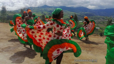 Mujeres bailan durante una siembra de plantas el 31 de diciembre de 2023, en la comunidad de Montaña de Luz, en la provincia de Imbabura (Ecuador).