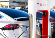 Conductores de Tesla recargan sus vehículos en una estación Supercharger de Tesla en Springfield, Virginia.