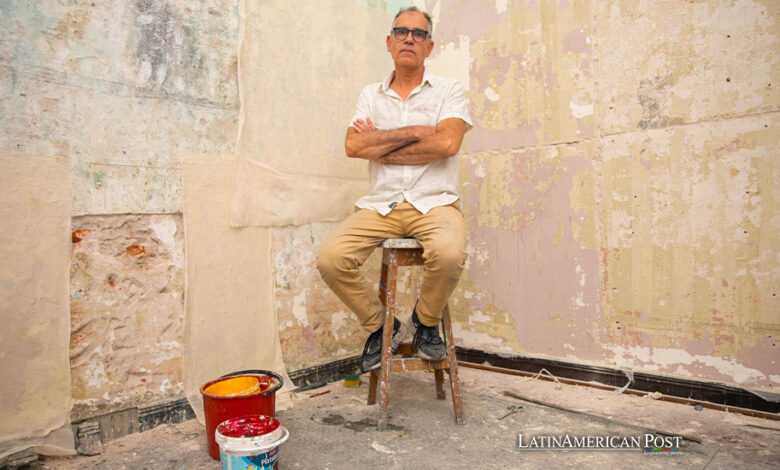 El artista uruguayo Eduardo Cardozo posa en su taller, el 28 de diciembre de 2023, en Montevideo (Uruguay).