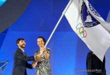 Fotografía de archivo fechada el 5 de noviembre de 2023 que muestra al alcalde de Barranquilla (Colombia), Jaime Pumarejo (i), junto a la ministra del Deporte de Colombia, Astrid Rodríguez