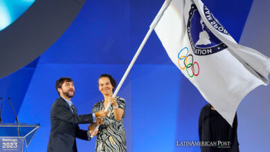 Fotografía de archivo fechada el 5 de noviembre de 2023 que muestra al alcalde de Barranquilla (Colombia), Jaime Pumarejo (i), junto a la ministra del Deporte de Colombia, Astrid Rodríguez