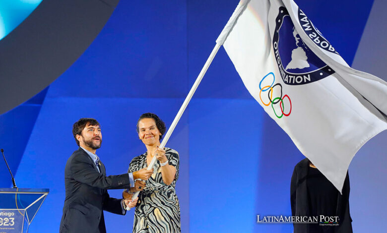 Fotografía de archivo fechada el 5 de noviembre de 2023 que muestra al alcalde de Barranquilla (Colombia), Jaime Pumarejo (i), junto a la ministra del Deporte de Colombia, Astrid Rodríguez