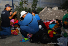 Migrantes descansan en un campamento improvisado hoy, en el municipio de Verriozabal (México)