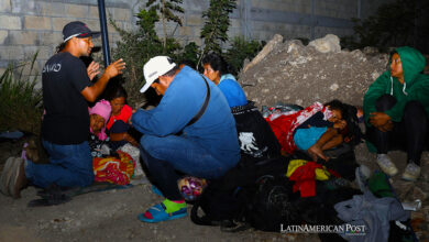Migrantes descansan en un campamento improvisado hoy, en el municipio de Verriozabal (México)