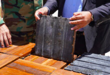 Fotografía cedida por el Ministerio de Gobierno que muestra un cargamento de 8,7 toneladas de clorhidrato de cocaína impregnadas en tableros de madera decomisado por el Gobierno de Bolivia, en La Paz (Bolivia).