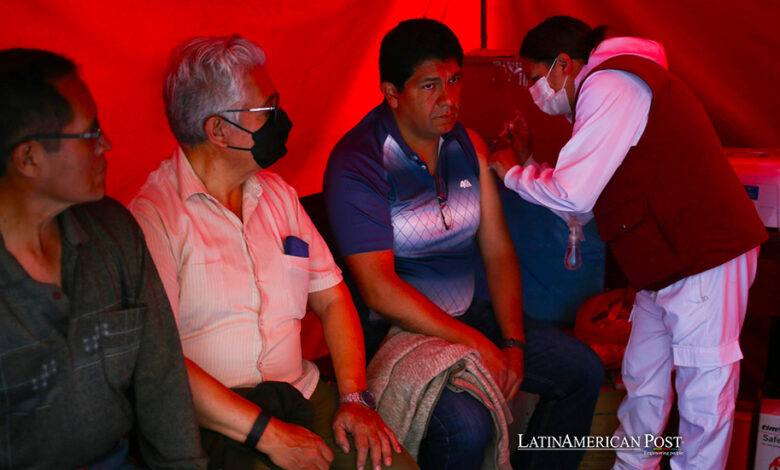 Un hombre recibe una vacuna contra la covid-19, en La Paz (Bolivia).