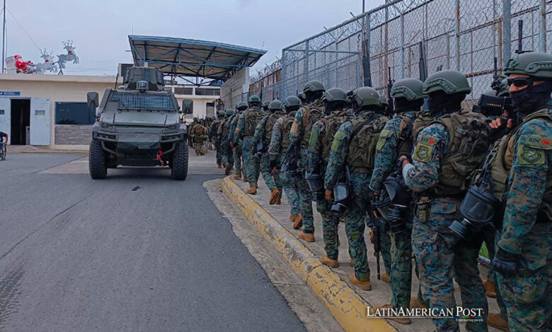 Fotografía cedida hoy por las Fuerzas Armadas de Ecuador que muestra a soldados mientras realizan un operativo tras un motín en la Cárcel Regional del Litoral, en Guayaquil (Ecuador)