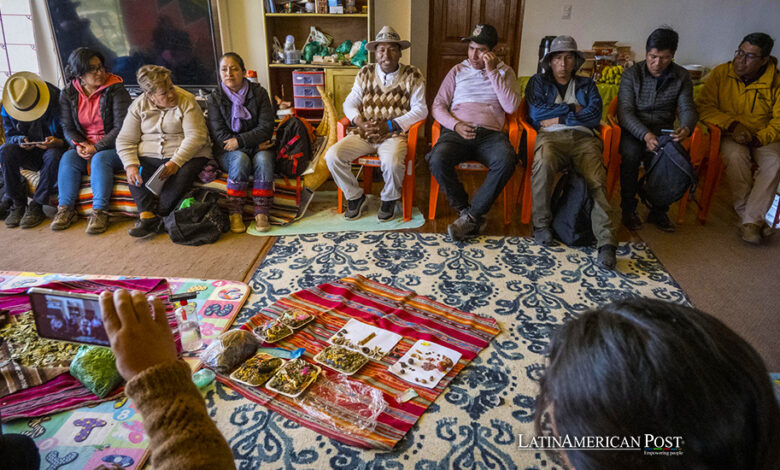 Indígenas bolivianos asisten a una reunión en la 'Escuela de saberes ancestrales' el 7 de enero de 2024, en Achocalla (Bolivia).