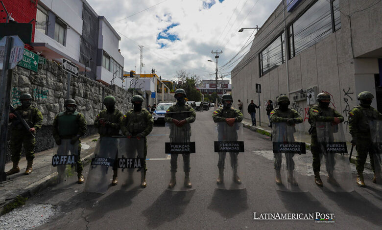 Militares custodian las zonas aledañas a la estación Radio Canela, a donde llegó el presidente de Ecuador, Daniel Noboa, para ofrecer declaraciones sobre la reciente ola de violencia en el país, en Quito (Ecuador).