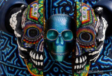 Museo Mexicano exhibe calaveras de personajes hechas con arte indígena y cristales Swarovski