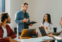 Personas trabajando en una oficina