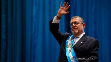 El nuevo presidente de Guatemala, Bernardo Arévalo de León saluda, durante su ceremonia de investidura hoy, en el Centro Cultural Miguel Ángel Asturias, en Ciudad de Guatemala (Guatemala).