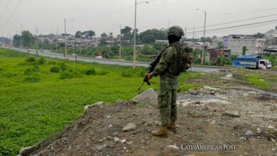 Un soldado del ejército ecuatoriano vigila cerca al Centro de Privación de Libertad Zonal No. 8, en Guayaquil (Ecuador).
