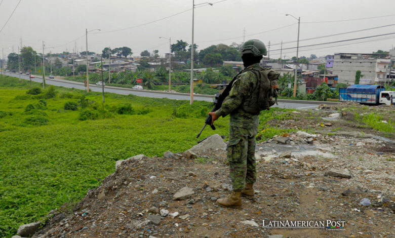 Un soldado del ejército ecuatoriano vigila cerca al Centro de Privación de Libertad Zonal No. 8, en Guayaquil (Ecuador).