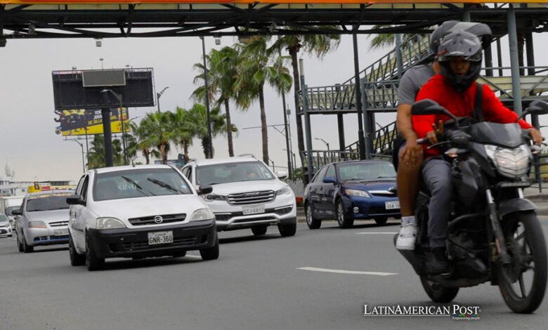 Vehículos transitan por una avenida en Guayaquil (Ecuador).