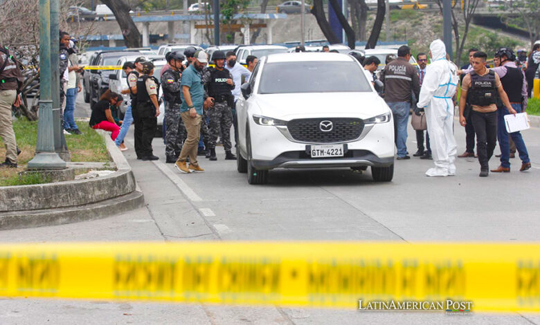 Policías investigan el vehículo con impactos de bala en el que se encontraba el fiscal César Suárez al ser asesinado