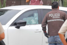 Fotografía de un vehículo con impactos de bala en el que se encontraba el fiscal César Suárez al ser asesinado