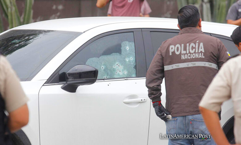 Fotografía de un vehículo con impactos de bala en el que se encontraba el fiscal César Suárez al ser asesinado