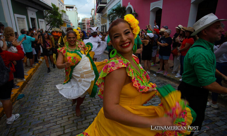 Decenas de personas participan en una comparsa en celebración de la edición numero 54 de las Fiestas de la Calle San Sebastián, en San Juan (Puerto Rico).
