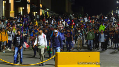 Migrantes de diferentes nacionalidades salen de la Gran Central Metropolitana, en la ciudad San Pedro Sula al norte de Honduras.