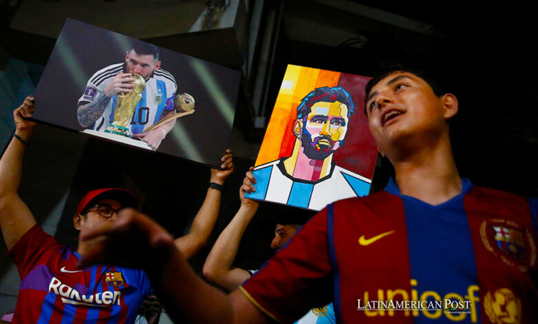 Aficionados salvadoreños esperaron la madrugada de este viernes la llegada del argentino Lionel Messi
