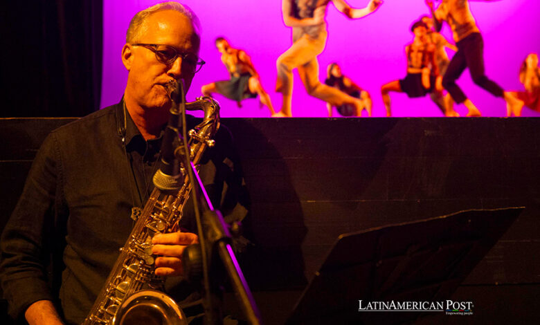 El saxofonista estadounidense Ted Nash toca en la inauguración del Festival Internacional Jazz Plaza, junto a la compañía de danza MalPaso, hoy en el Teatro Martí en La Habana (Cuba).
