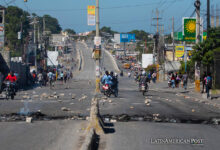 Fotografía de una calle bloqueada hoy, en Puerto Príncipe (Haití).