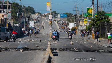 Fotografía de una calle bloqueada hoy, en Puerto Príncipe (Haití).