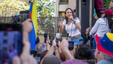 La opositora venezolana María Corina Machado participa en una manifestación con motivo del 66 aniversario del derrocamiento de la dictadura de Marcos Pérez Jiménez (1953-1958) hoy, en Caracas (Venezuela).