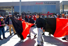 Trabajadores de Audi participan en una jornada de huelga hoy, en San José Chiapa, en Puebla (México).