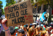Un manifestante sostiene un letrero que dice, "Somos más pueblo que milicos (militares)" durante una protesta convocada por la Confederación General del Trabajo hoy, en Buenos Aires (Argentina).