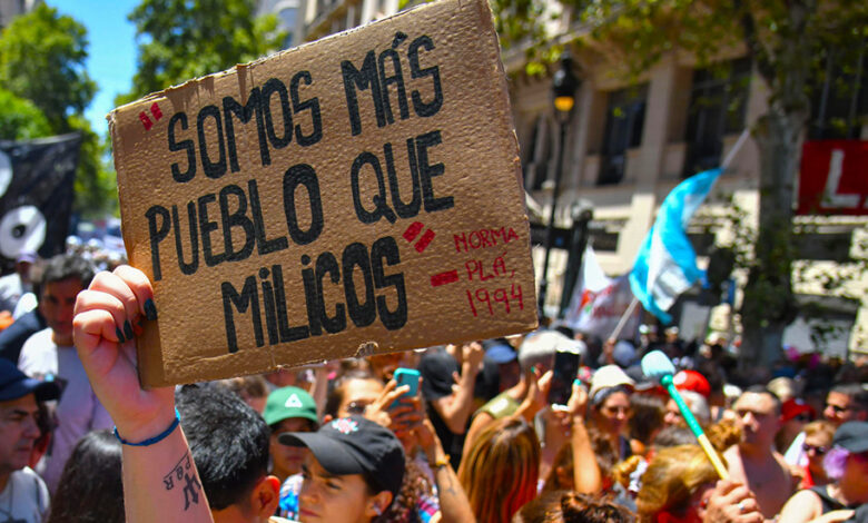 Un manifestante sostiene un letrero que dice, "Somos más pueblo que milicos (militares)" durante una protesta convocada por la Confederación General del Trabajo hoy, en Buenos Aires (Argentina).