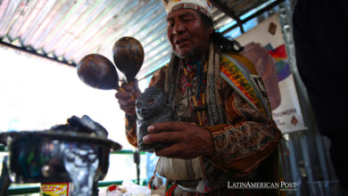 Un "Amauta" o sabio andino realiza una ofrenda a una Illa que representa al dios de la abundancia, durante la inauguración de la feria de la "Alasita" 2024 hoy, en La Paz (Bolivia).