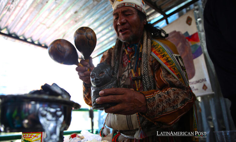 Un "Amauta" o sabio andino realiza una ofrenda a una Illa que representa al dios de la abundancia, durante la inauguración de la feria de la "Alasita" 2024 hoy, en La Paz (Bolivia).