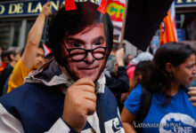 Un manifestante con una mascara de Milei se reúne hoy, frente al consulado argentino