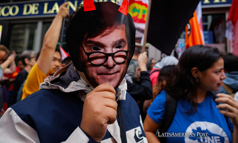 Un manifestante con una mascara de Milei se reúne hoy, frente al consulado argentino