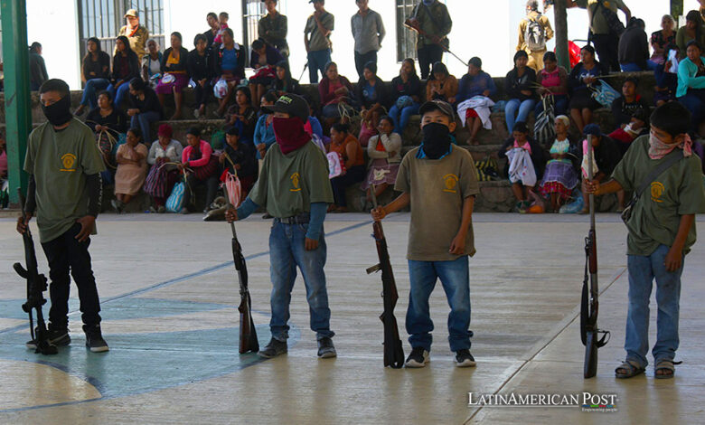 Menores son incorporados a las autodefensas hoy en la comunidad de Ayahualtempa, municipio de José Joaquín de Herrera, estado de Guerrero (México).