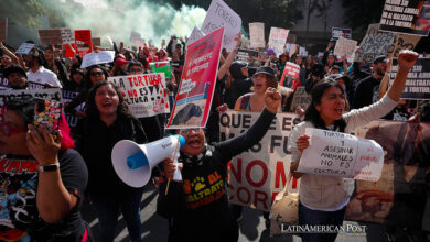 Manifestantes marchan en rechazo a la reapertura de corridas de toros a las afueras de la Plaza México hoy, en la Ciudad de México (México).