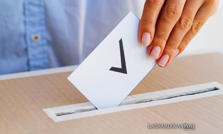 Persona depositando un voto