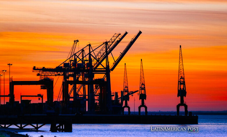 Maquinaria portuaria durante la puesta de sol
