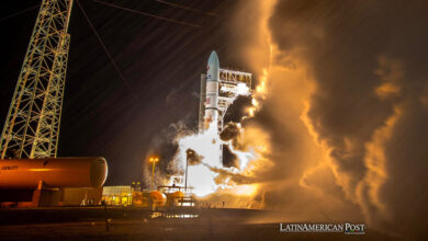 El cohete Vulcan Centaur de United Launch Alliance, parte de la Misión Peregrine One de Astrobotic, despega del complejo de lanzamiento espacial en el Centro Espacial Kennedy en Merritt Island, Florida.
