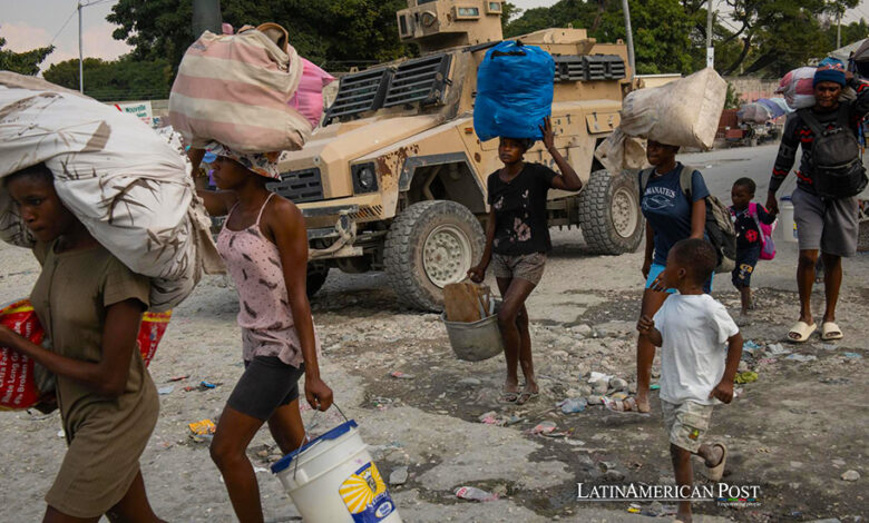 Personas abandonan sus hogares a causa de la guerra entre bandas armadas en la zona de Pernier, en la comuna de Petionville, en Puerto Príncipe (Haití).