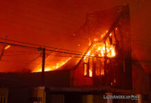 otografía de una casa en llamas por un incendio que comenzó en la reserva natural del lago Peñuelas y ha llegado hasta las zonas urbanas hoy, en Viña del Mar (Chile).