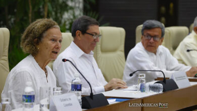 Pablo Beltrán (d), jefe negociador del Ejército de Liberación Nacional (ELN); Vera Grabe (i), jefa del equipo de negociación del Gobierno de Colombia, y Bruno Rodríguez (c), ministro de Relaciones Exteriores de Cuba