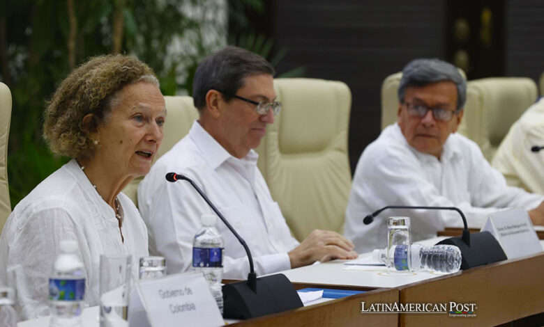 Pablo Beltrán (d), jefe negociador del Ejército de Liberación Nacional (ELN); Vera Grabe (i), jefa del equipo de negociación del Gobierno de Colombia, y Bruno Rodríguez (c), ministro de Relaciones Exteriores de Cuba